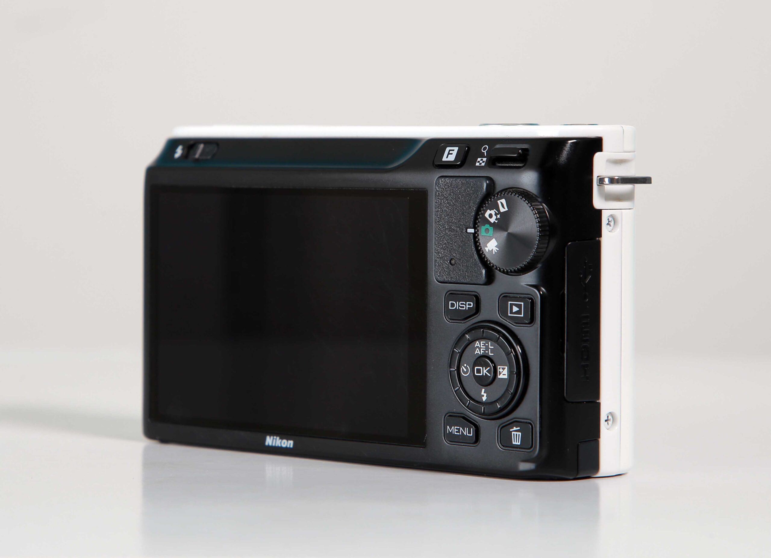 NIKON J1
