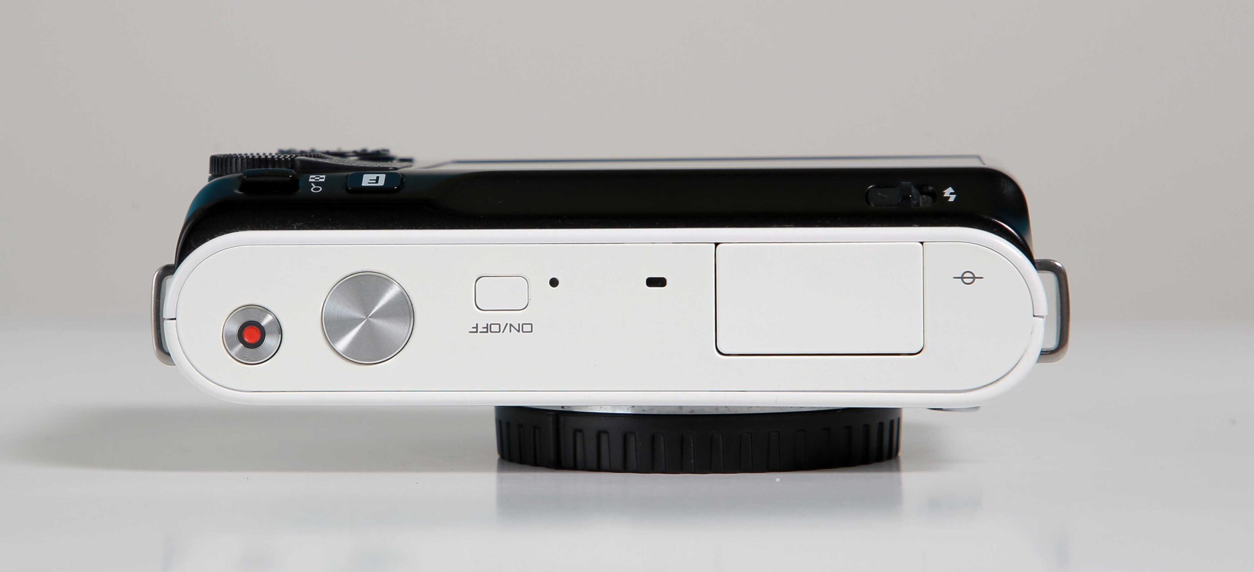 NIKON J1